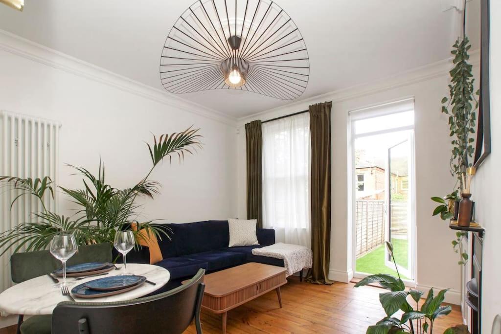 Newly Refurbished, Cosy & Modern In E17 * London